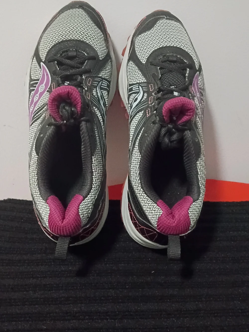 Saucony Women's Purple Gray & Pink Classic Running Shoes Sz 11